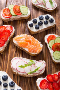 Meyve, sebze ve somon ile tost varyasyonu