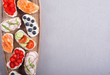 Meyve, sebze ve somon ile tost varyasyonu