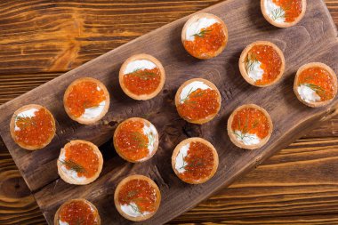 Kırmızı havyar ile Tartalet