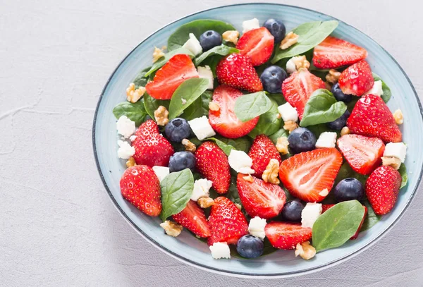 Sommer-Erdbeersalat mit Spinat, Käse, Nüssen und Blaubeeren — Stockfoto