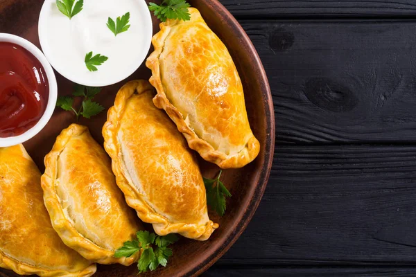 Empanadas latinoamericanas de ternera al horno con salsa — Foto de Stock