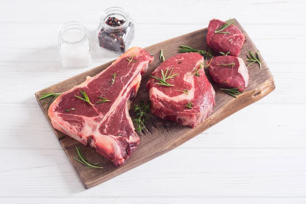 Verscheidenheid aan rauw rundvlees steak — Stockfoto