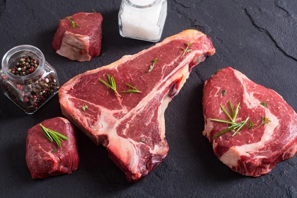 Různé druhy steaků ze syrového hovězího masa — Stock fotografie