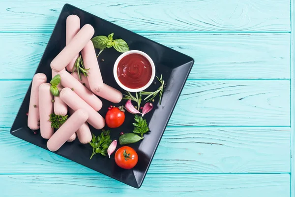 Salsichas de carne crua com pimenta, ervas e ketchup — Fotografia de Stock
