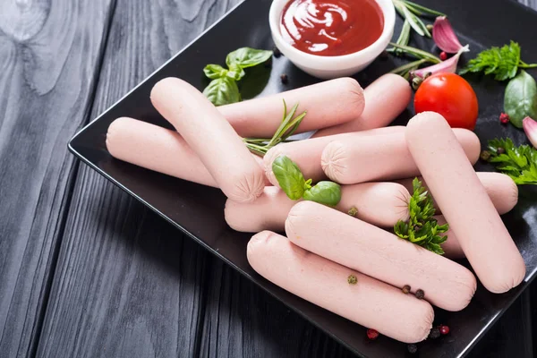 Rauwe runds worst met peper, kruiden en ketchup — Stockfoto