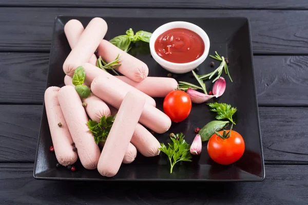 Cârnați de vită brută cu piper, ierburi și ketchup — Fotografie, imagine de stoc