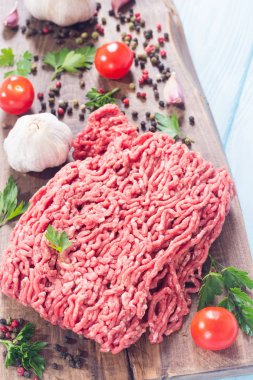 Baharat ve otlar ile çiğ kıyma