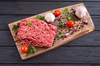 Baharat ve otlar ile çiğ kıyma