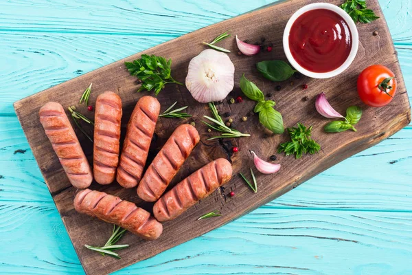 Bratwürste mit Kräutern, Gewürzen und Ketchup — Stockfoto