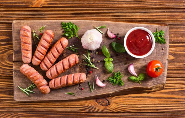 Salsichas fritas com ervas, especiarias e ketchup — Fotografia de Stock