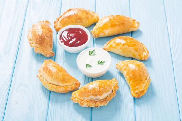 Latijns-Amerikaanse Gebakken rundvlees empanadas met saus — Stockfoto