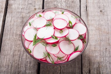 Sağlıklı vejetaryen turp salatası