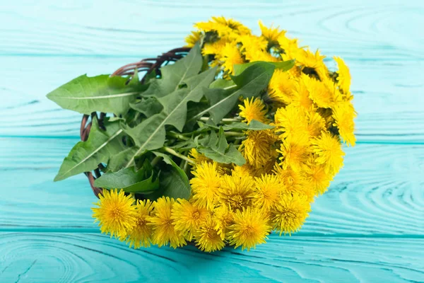 Cesta com flor de dente de leão amarelo — Fotografia de Stock