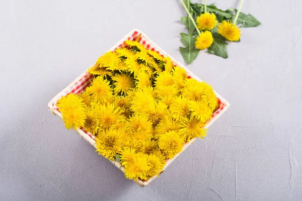 Cesta com flor de dente de leão amarelo — Fotografia de Stock