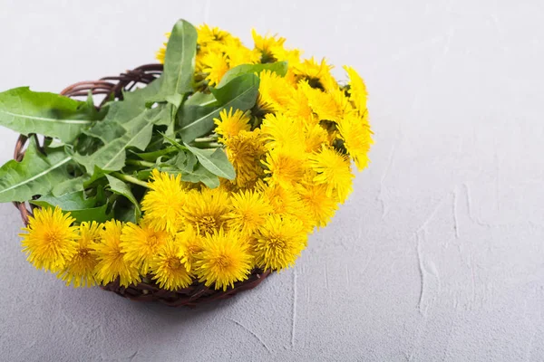 Cesta com flor de dente de leão amarelo — Fotografia de Stock