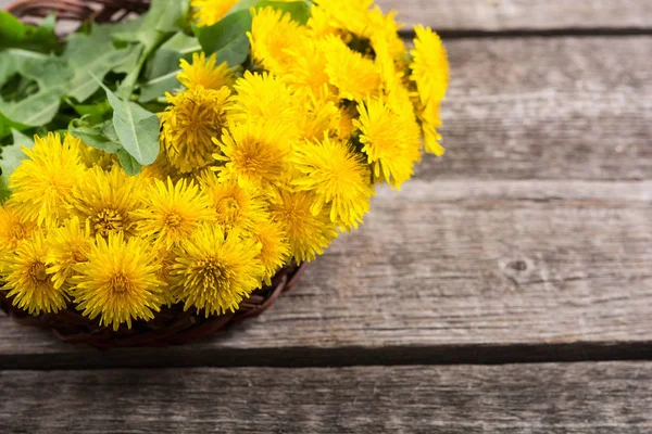 Cesta com flor de dente de leão amarelo — Fotografia de Stock