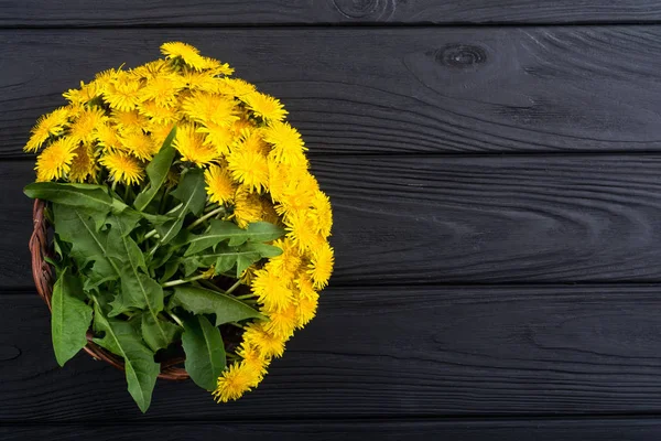 Cesta com flor de dente de leão amarelo — Fotografia de Stock