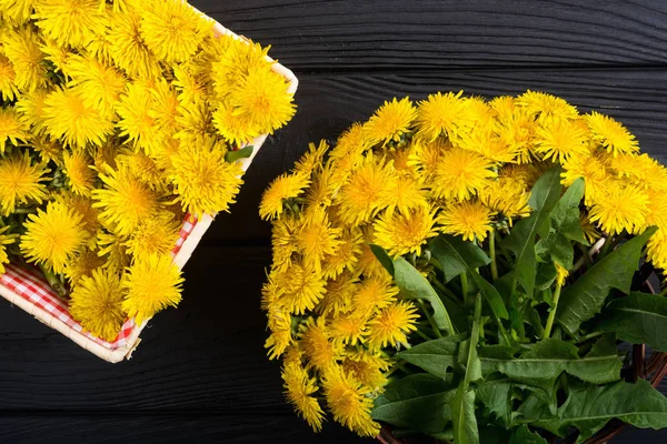 Cesta con flor de diente de león amarillo — Foto de Stock