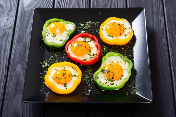 Pimenta amarela, vermelha e verde com ovos fritos — Fotografia de Stock