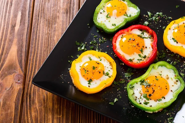 Sarı, kırmızı ve kızarmış yumurta ile yeşil biber — Stok fotoğraf