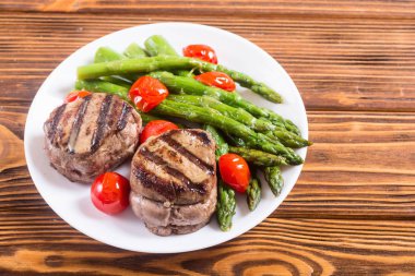 Kuşkonmaz ve domates ile ızgara fileto mignon