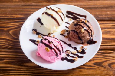 Ceviz ve çikolata tepesi ile dondurma 