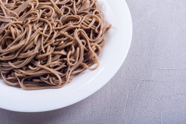 Bir tabakta Japon soba erişte