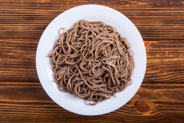 Bir tabakta Japon soba erişte