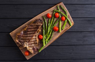 Kuşkonmaz ve kiraz domates ile ızgara T-kemik biftek 