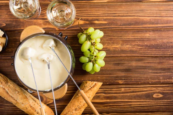 Fondue au fromage avec vin de pain et raisin — Photo
