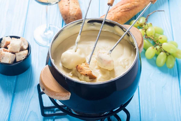 Ekmek şarap ve üzüm ile peynir fondü 