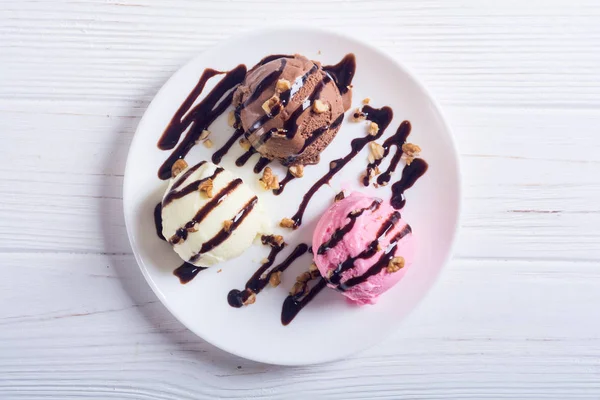 Морозиво з волоськими горіхами та шоколадною начинкою — стокове фото