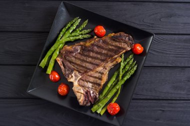 Kuşkonmaz ve kiraz domates ile ızgara T-kemik biftek 