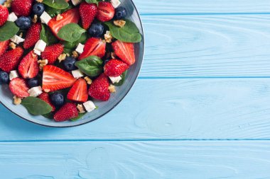 Ispanaklı, peynirli, fındıklı ve blueber ile Yaz Çilek salatası