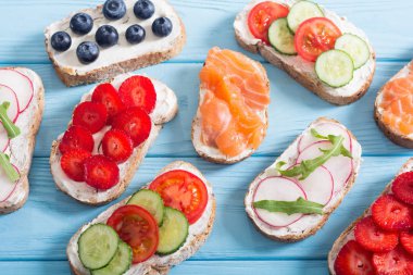 Meyve, sebze ve somon ile tost varyasyonu