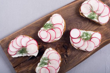 Turp ve dereotu ile sağlıklı sebze tost kum 