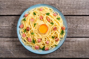 Sosis ve yumurta ile Itslian makarna carbonara 