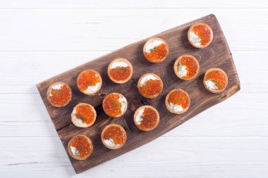 Kırmızı havyar ile Tartalet