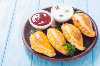 Soslu Latin Amerika pişmiş sığır empanadas