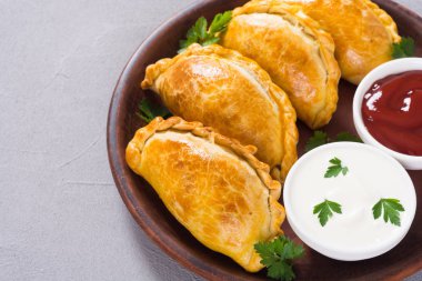 Soslu Latin Amerika pişmiş sığır empanadas