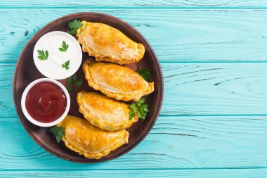 Soslu Latin Amerika pişmiş sığır empanadas