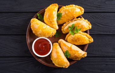 Soslu Latin Amerika pişmiş sığır empanadas