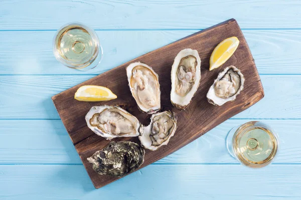Verse oesters met citroen en witte wijn — Stockfoto