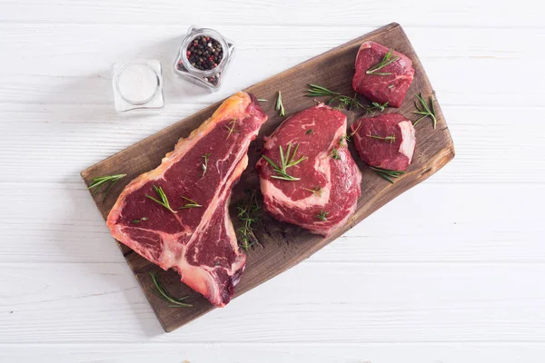 Různé druhy steaků ze syrového hovězího masa — Stock fotografie