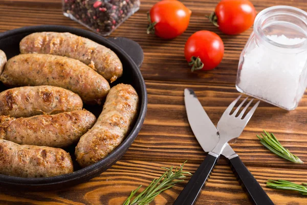 Gegrilde worstjes met tomaten, peper en rozemarijn — Stockfoto