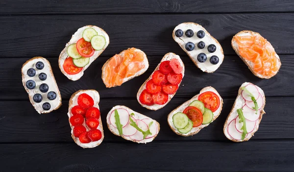 Variazione del pane tostato con frutta, verdura e salmone — Foto Stock