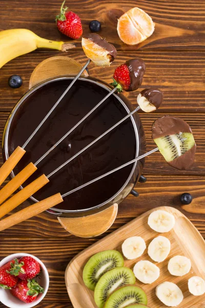 Chocolate fondue whith frutas e bagas — Fotografia de Stock