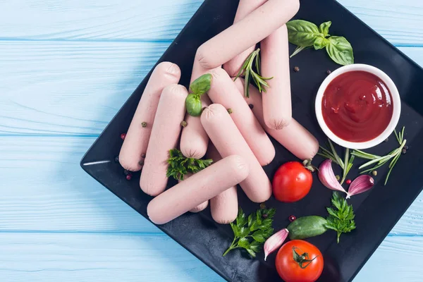 Rohe Rindfleischwürste mit Pfeffer, Kräutern und Ketchup — Stockfoto