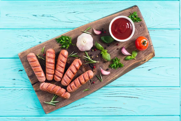 Salsichas fritas com ervas, especiarias e ketchup — Fotografia de Stock