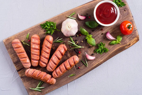 Bratwürste mit Kräutern, Gewürzen und Ketchup — Stockfoto